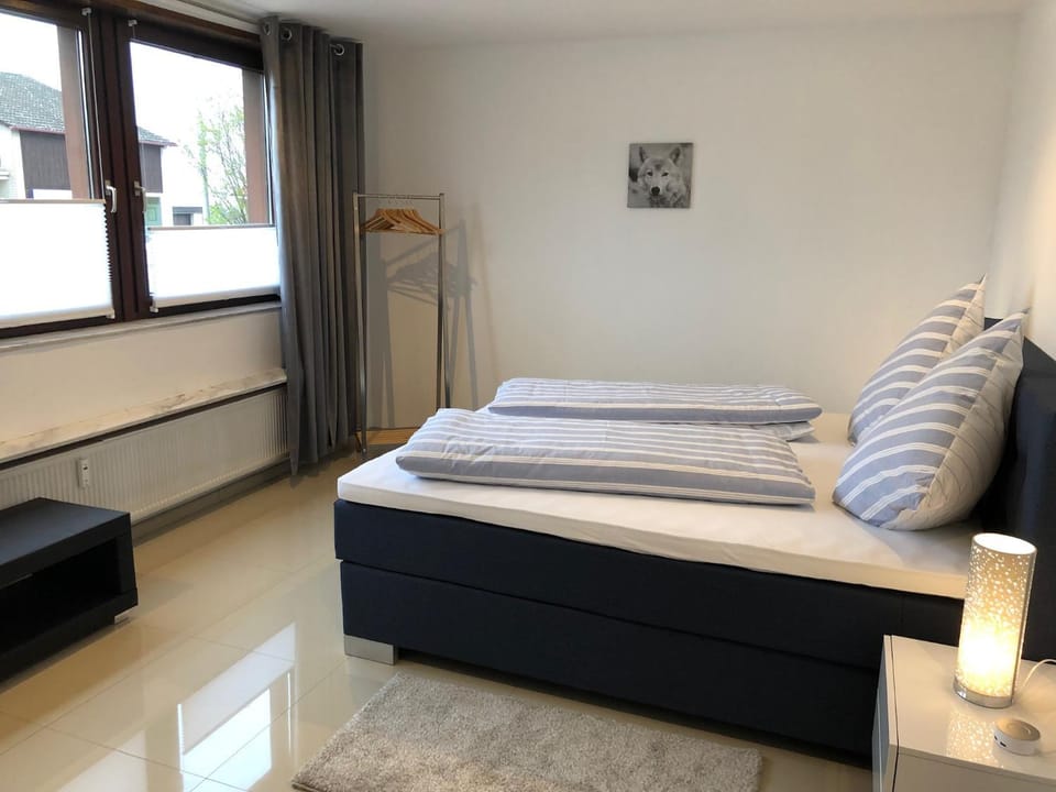 Bed, Photo of the whole room, Seating area, Bedroom