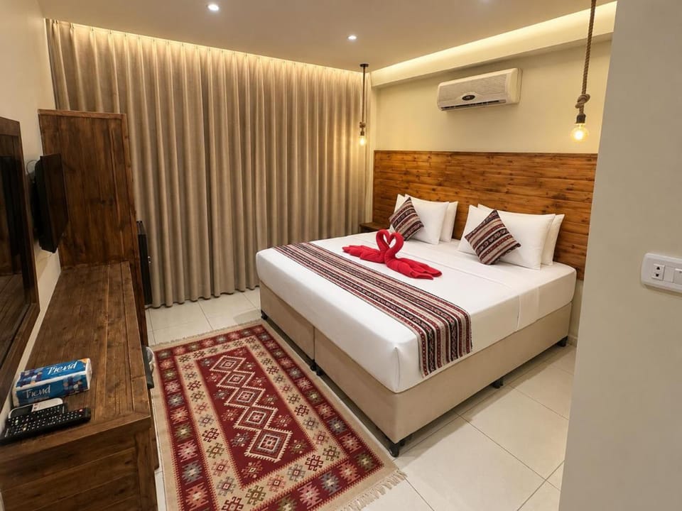 Bed, TV and multimedia, Photo of the whole room, Bedroom, towels, air conditioner