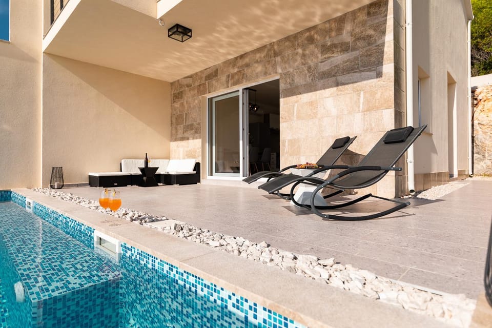 Property building, Swimming pool, sunbed