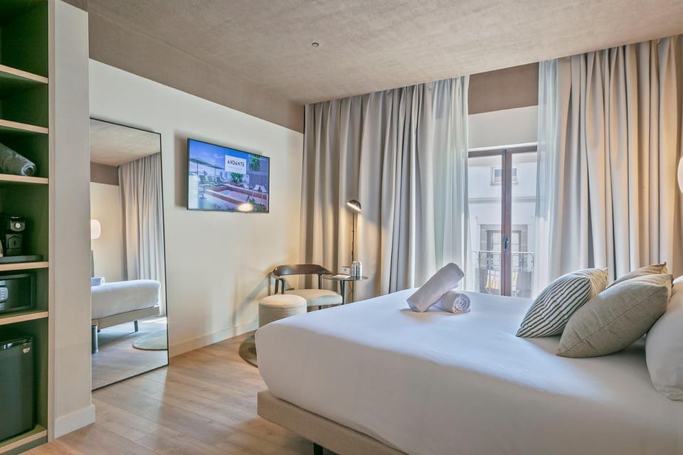 Bed, TV and multimedia, Photo of the whole room, Bedroom