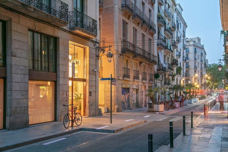Facade/entrance, Neighbourhood, Location