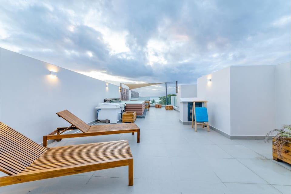 One Bay Residence Unit 15 - Penthouse with private roof top, jacuzzi and sea view Apartment in Grand Baie