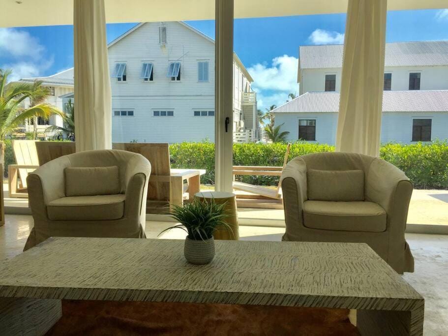 Casa Moderna Fresca and Mistico Beach Club plus Boat Shuttle House in San Pedro