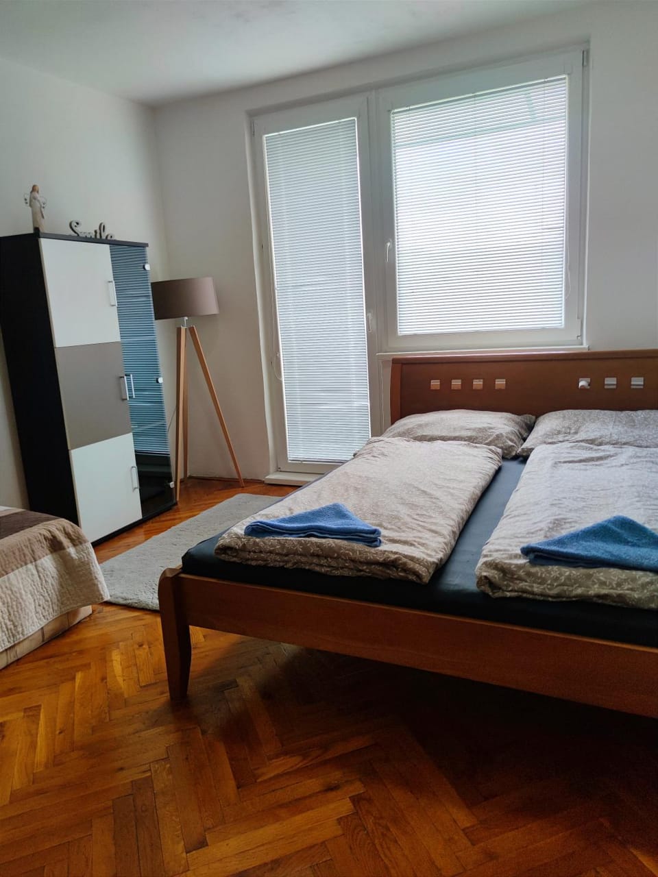 Bed, Bedroom, towels