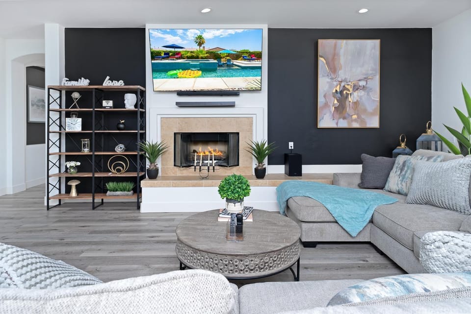 TV and multimedia, Living room, Seating area, fireplace