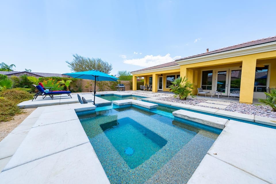 Property building, Day, Pool view, Swimming pool, sunbed