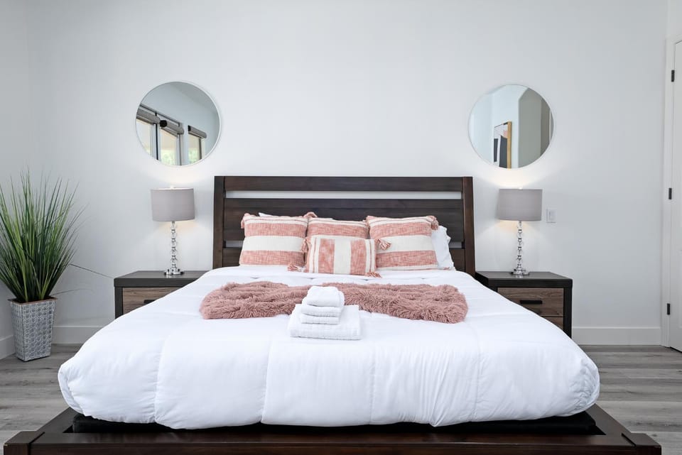 Bed, Photo of the whole room, Bedroom, towels