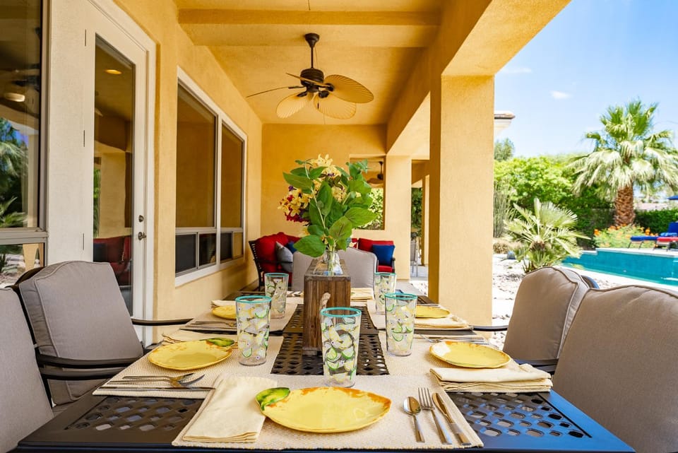 Patio, Day, Food and drinks, Seating area, Dining area, sunbed