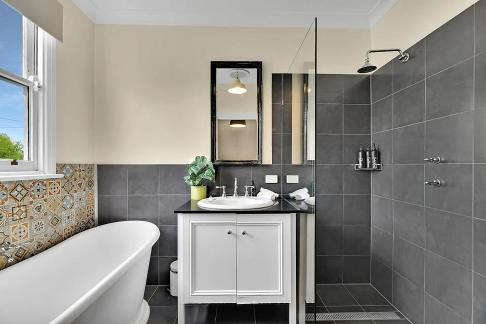 Edwina Suite I - Sleek and Stylish CBD Wi-Fi Apartment in Orange