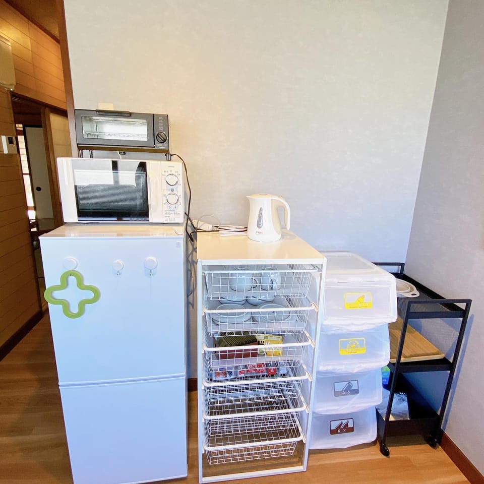 Kitchen or kitchenette, minibar