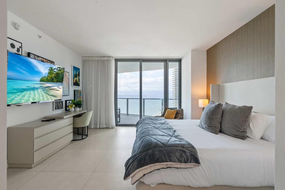 Gorgeous Oceanfront Three Bedroom Pools and Gym House in Hollywood Beach