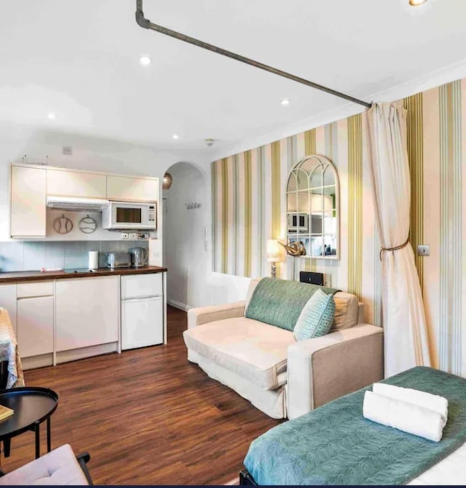 Between Piers, the stylish studio flat in Cannon place Apartment in Hove
