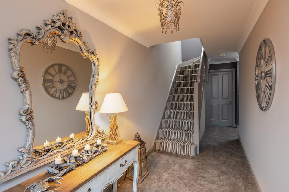 Sugar Reef - A Fantastic Modern House with Garden, Free Parking for 2 cars, Electric Vehicle Point, Whitby Beach, Shops, Bars, Restaurants just a 10 minute walk away, Maximum Occupancy 4 Guests House in England