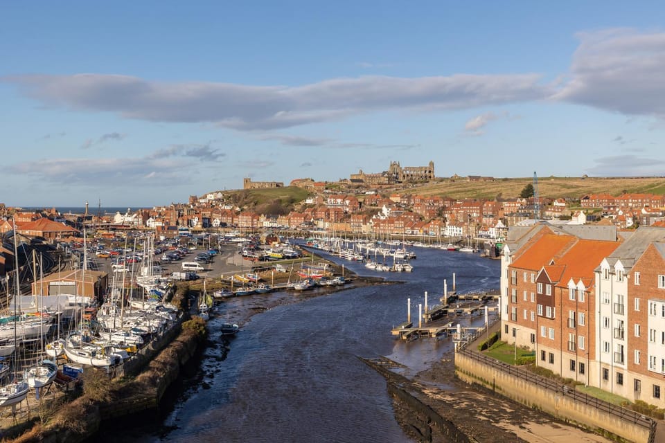 Sugar Reef - A Fantastic Modern House with Garden, Free Parking for 2 cars, Electric Vehicle Point, Whitby Beach, Shops, Bars, Restaurants just a 10 minute walk away, Maximum Occupancy 4 Guests House in England