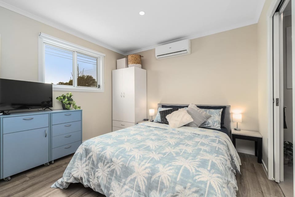 Bed, TV and multimedia, heating, towels, wardrobe, air conditioner