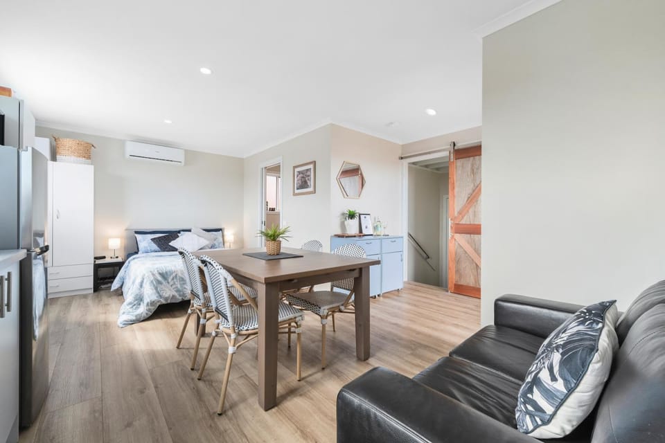 Bed, Dining area, heating, internet, internet, air conditioner
