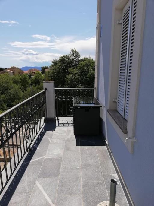 Day, View (from property/room), Balcony/Terrace, Street view