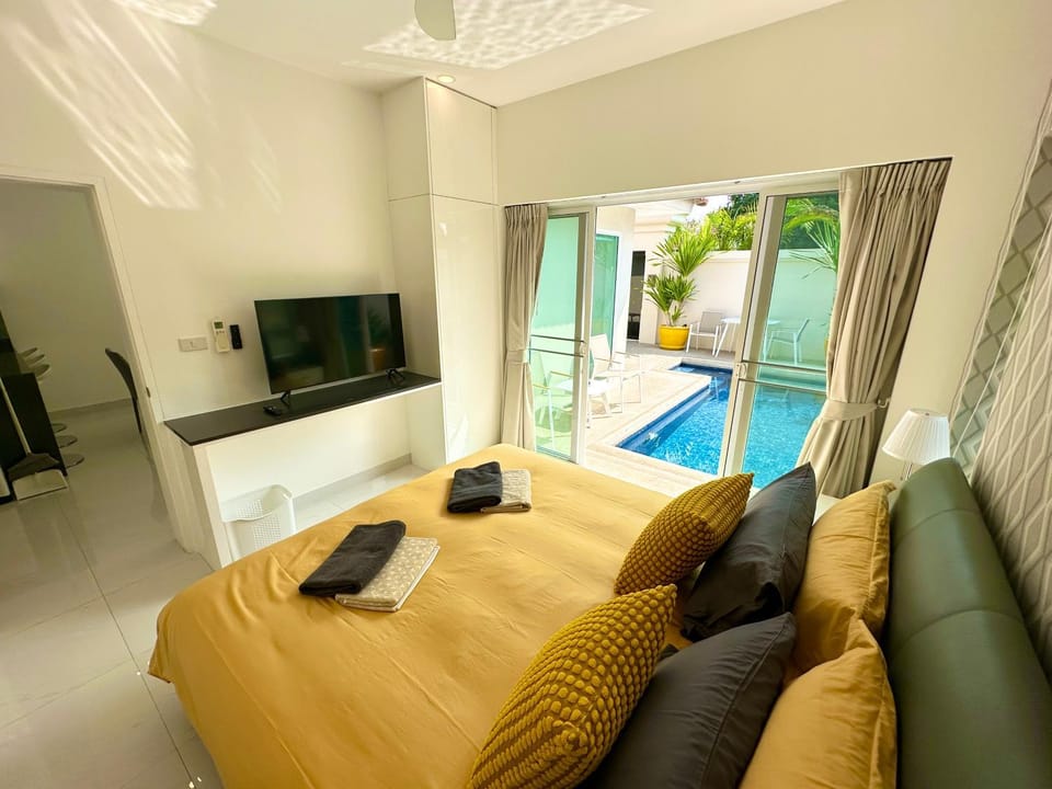 Bedroom, Pool view
