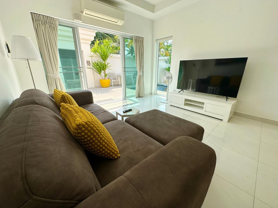 Communal lounge/ TV room