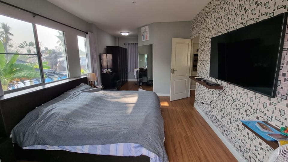 Bed, TV and multimedia, Bedroom