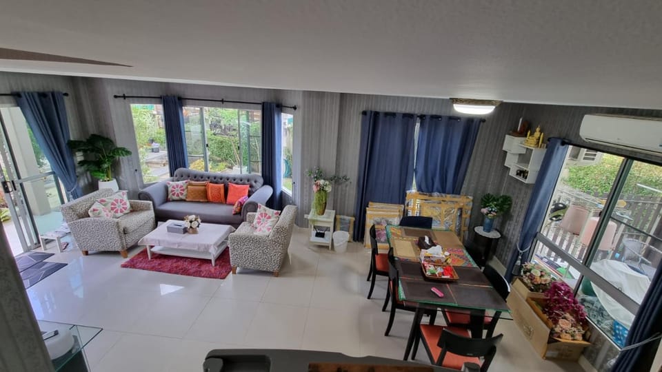 Communal lounge/ TV room, TV and multimedia, Living room, Dining area