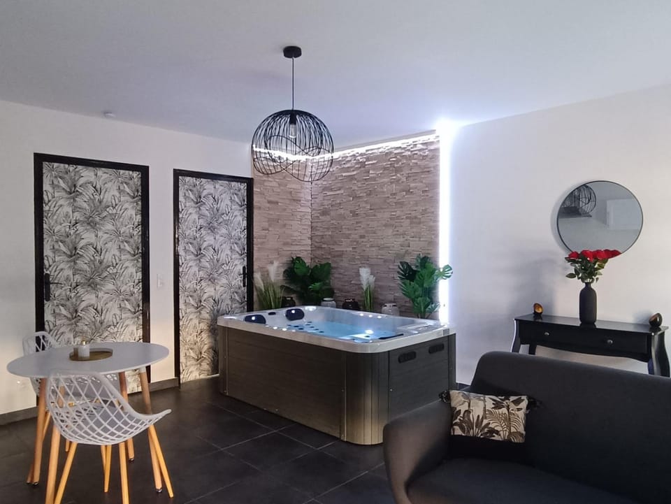 Évasion romantique avec jacuzzi intérieur Apartment in Bourgogne-Franche-Comté