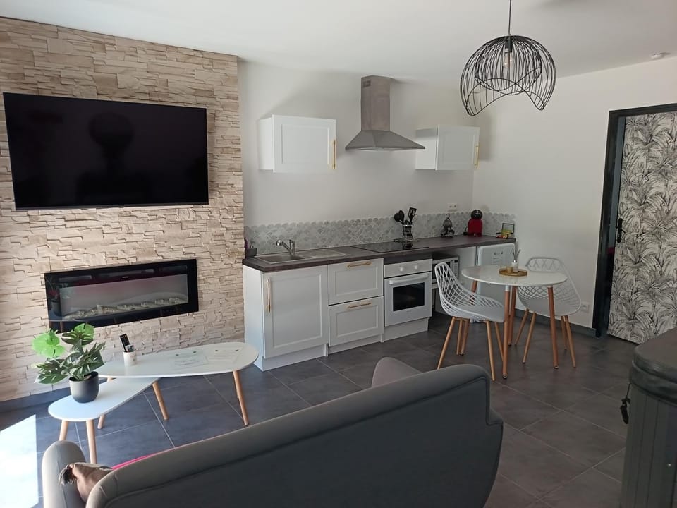 Évasion romantique avec jacuzzi intérieur Apartment in Bourgogne-Franche-Comté