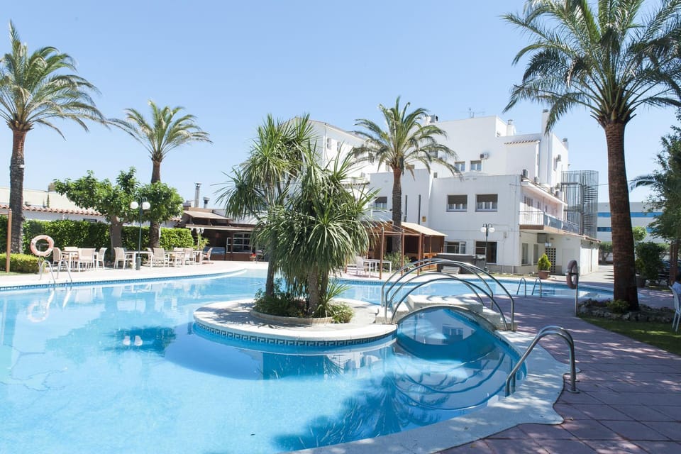 Property building, Day, Garden view, Swimming pool