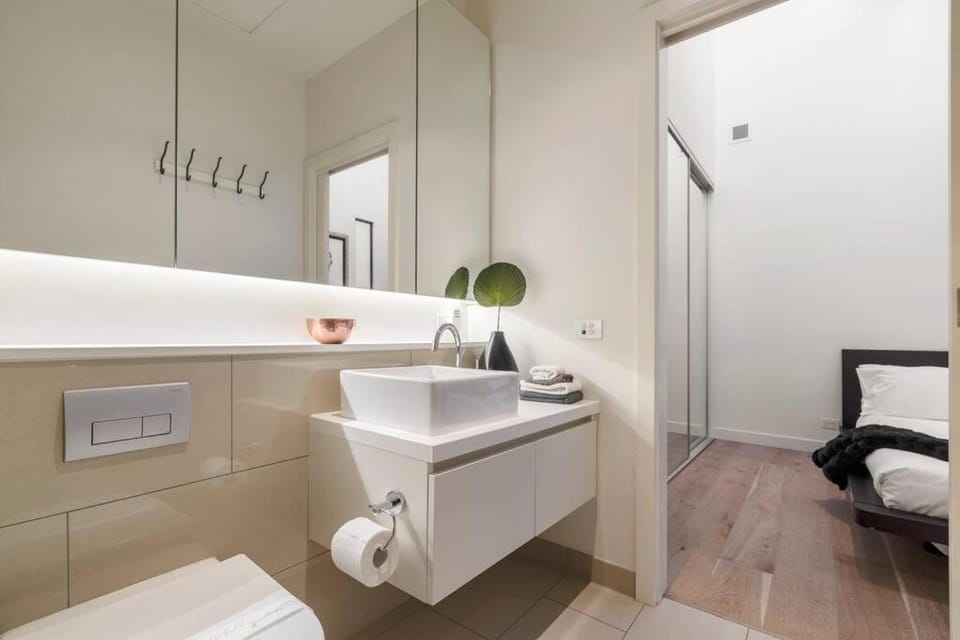 Bathroom, Bedroom, towels