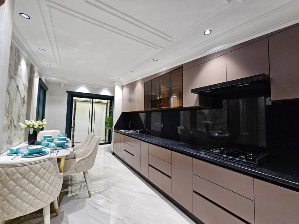 Kitchen or kitchenette, Dining area