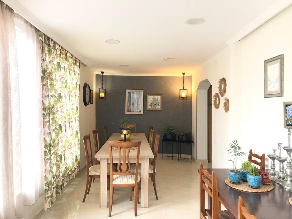 Seating area, Dining area
