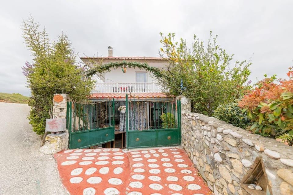 Vista de Montana Meteora II House in Greece