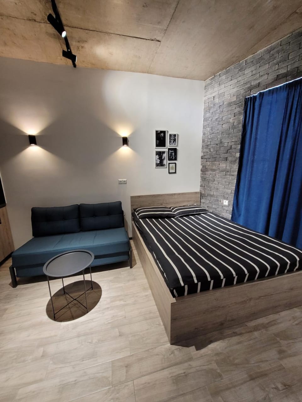 Bed, Seating area, Bedroom
