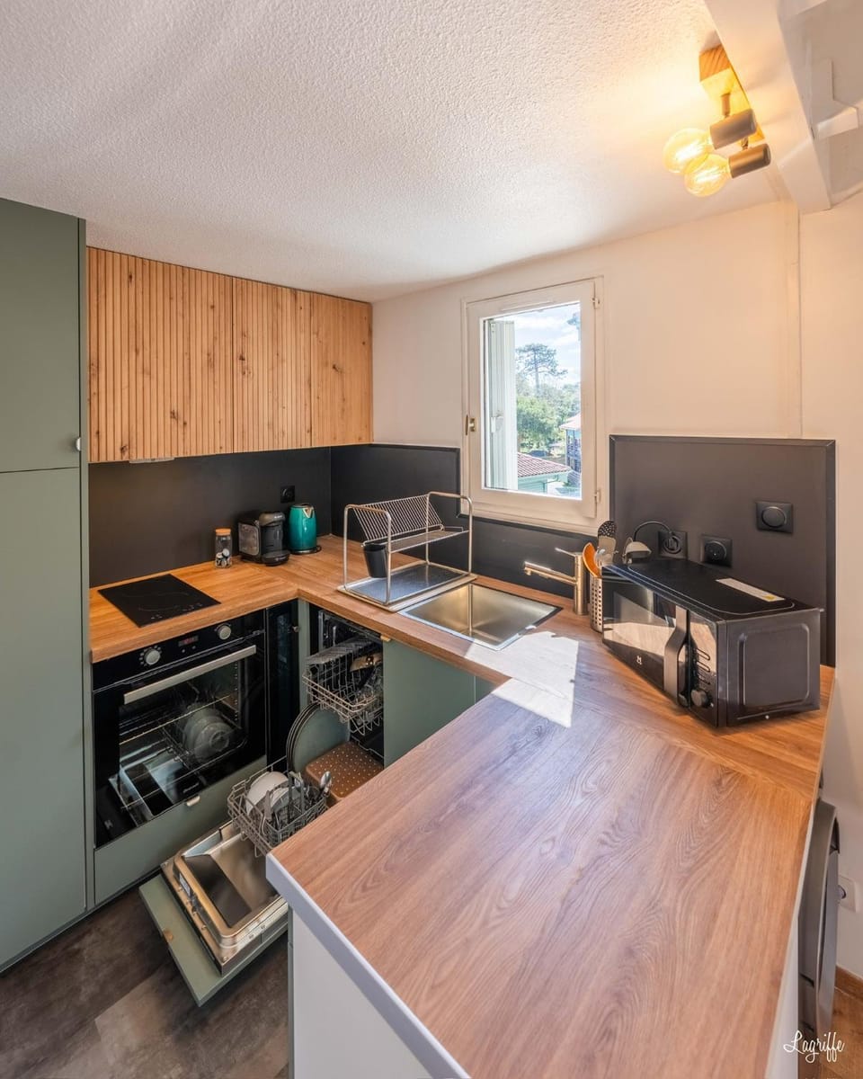 Coffee/tea facilities, Dining area, dishwasher, microwave, oven, toaster, kitchen