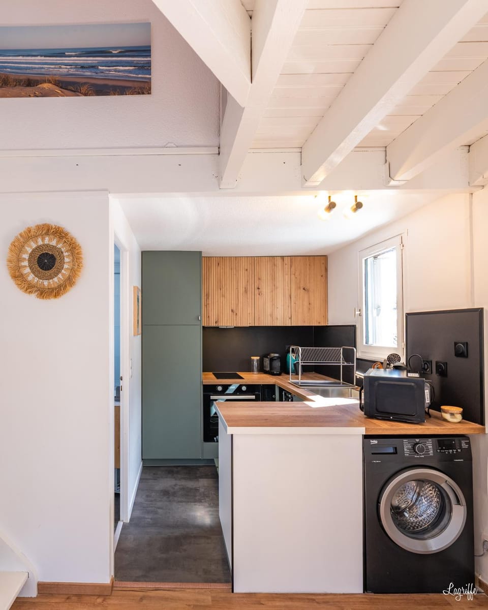 minibar, oven, kitchen