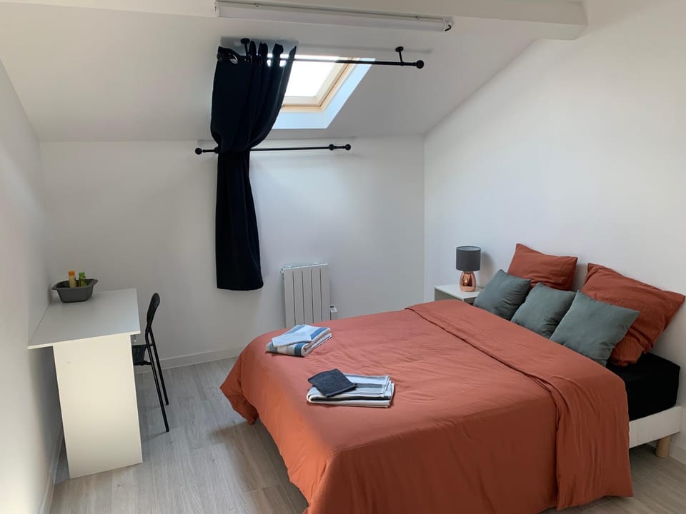 Bed, Photo of the whole room, Bedroom