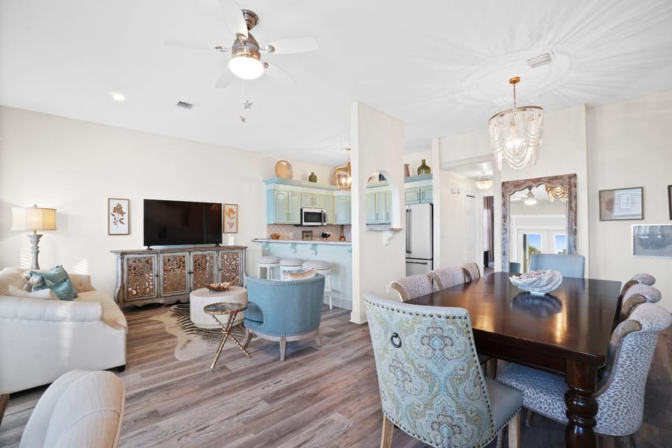 TV and multimedia, Kitchen or kitchenette, Living room, Decorative detail, Seating area, Dining area, fireplace, locker, air conditioner