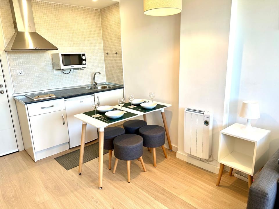 Kitchen or kitchenette, Dining area, minibar, oven, stove, toaster