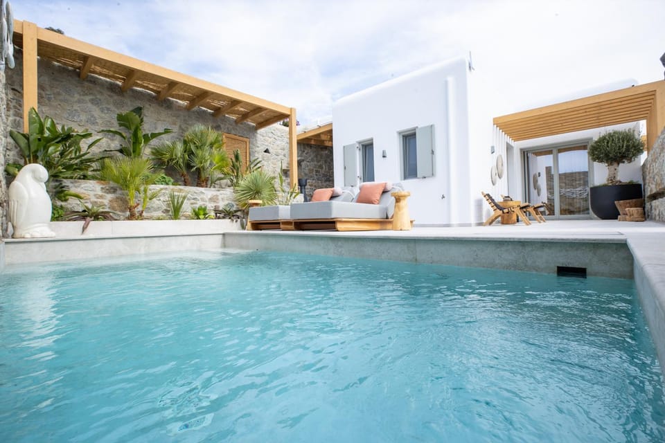 Day, Natural landscape, Pool view, Swimming pool, sunbed