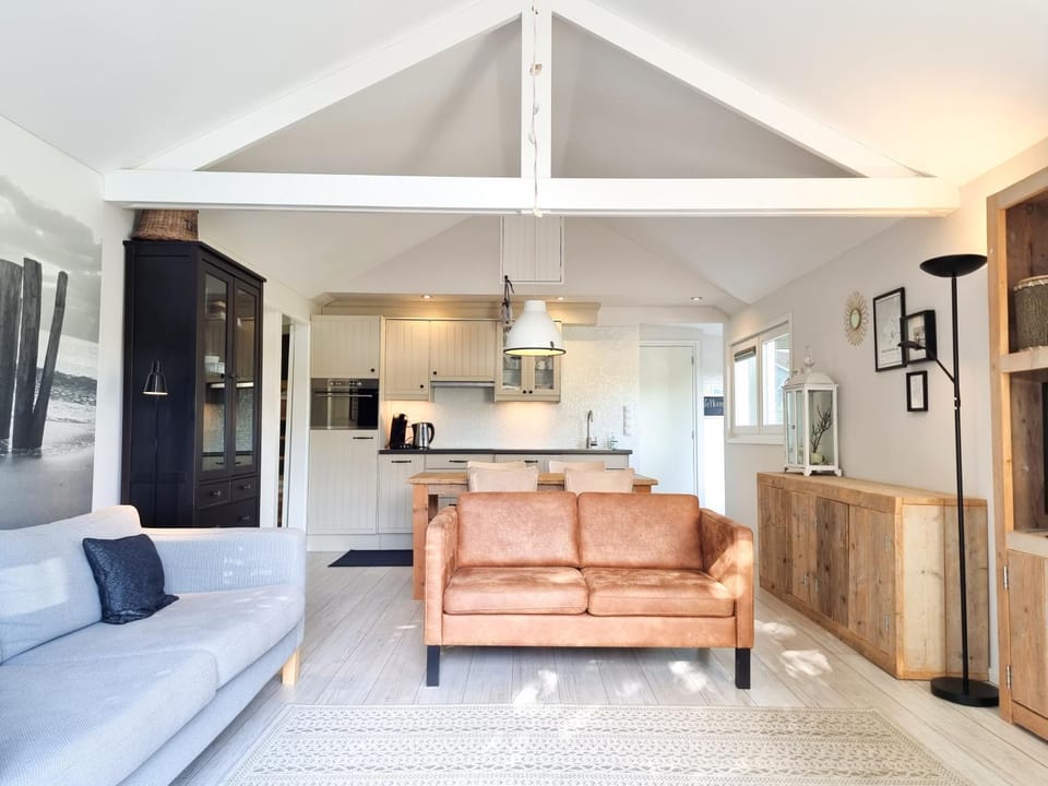 Kitchen or kitchenette, Seating area, Dining area