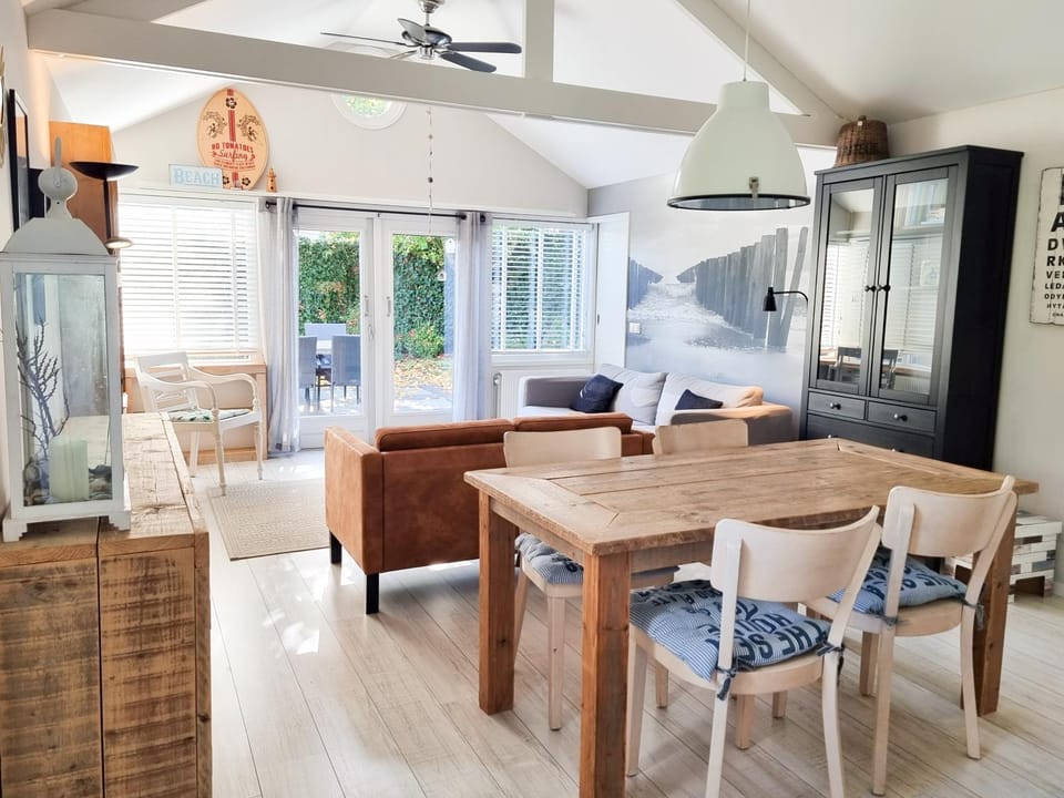 Kitchen or kitchenette, Seating area, Dining area, fireplace