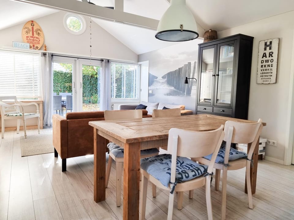 Seating area, Dining area