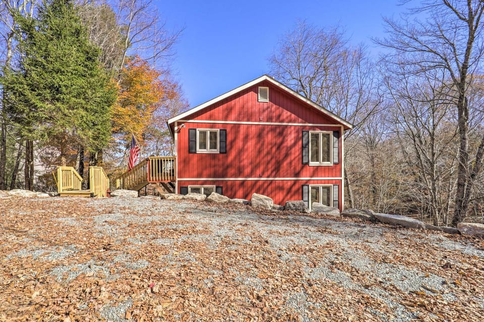 Mtn-View Cabin w/ Deck, 2 Mi to Beech Mtn Slopes! Cabin in Beech Mountain