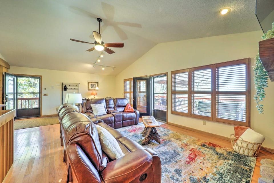 Mtn-View Cabin w/ Deck, 2 Mi to Beech Mtn Slopes! Cabin in Beech Mountain