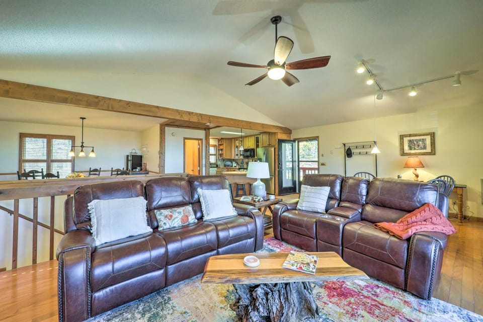 Mtn-View Cabin w/ Deck, 2 Mi to Beech Mtn Slopes! Cabin in Beech Mountain