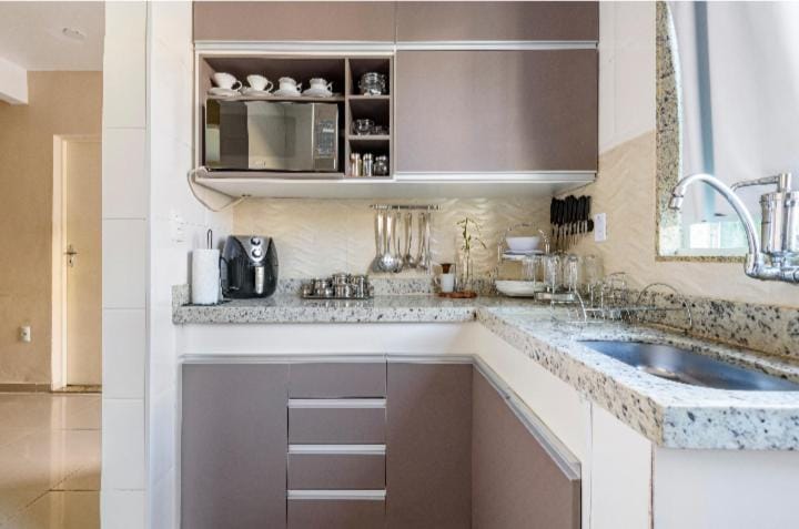 Kitchen or kitchenette, minibar