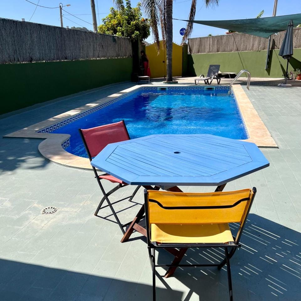 Swimming pool, sunbed