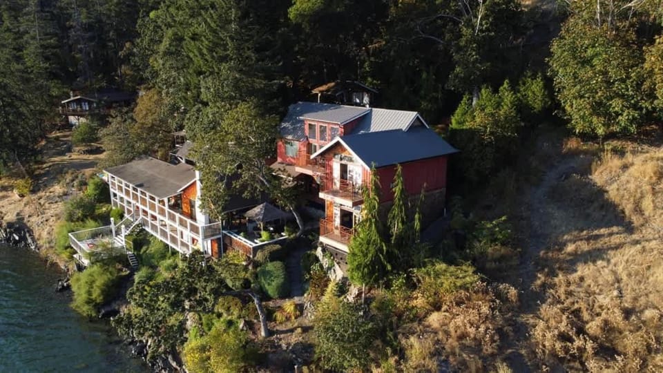 Salishan Chief Suite by EMR Vacation Rentals House in Southern Gulf Islands