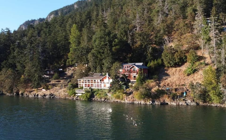 Salishan Tree House Suite by EMR Vacation Rentals House in Southern Gulf Islands