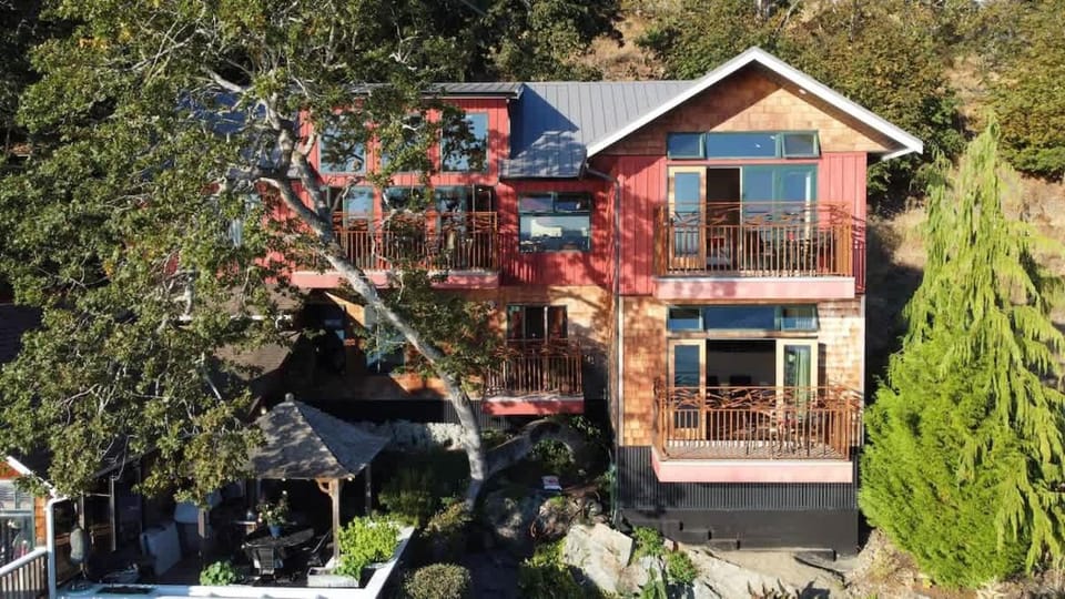 Salishan Tree House Suite by EMR Vacation Rentals House in Southern Gulf Islands